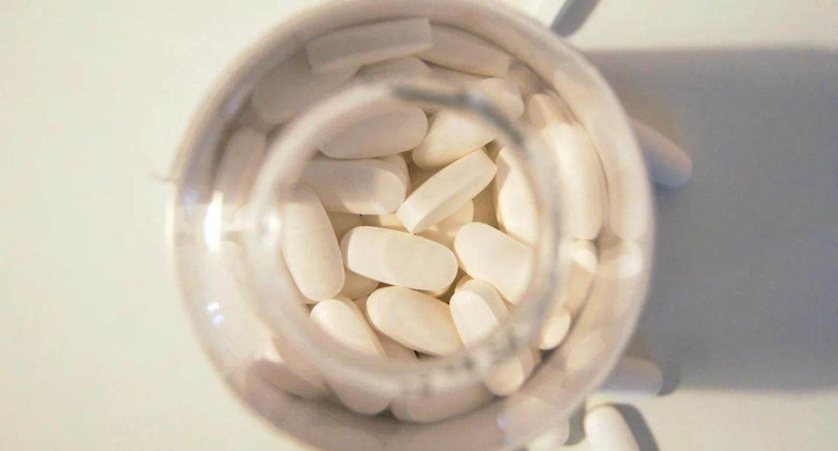 Ibuprofen może robić więcej niż łagodzić ból. Badania sugerują, że może spowalniać rozwój nowotworów