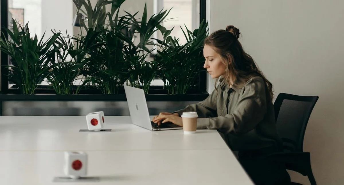 Polacy nie zawsze zadowoleni z work-life balance. Nadmiar godzin pracy przyczynia się do setek tysięcy przedwczesnych zgonów