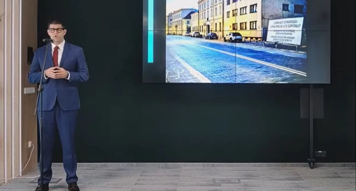 Lekarze z NRL postawili reklamową lawetę przed Ministerstwem Zdrowia
