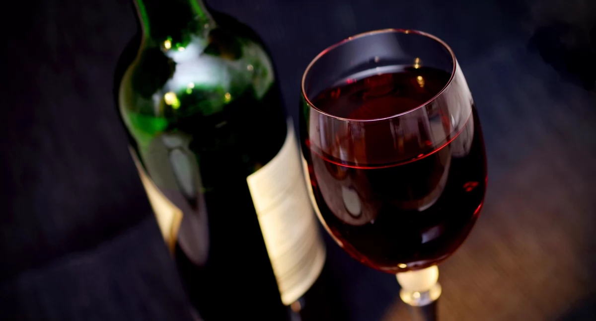 Nadmierne spożycie alkoholu zwiększa ryzyko krwawienia do mózgu nawet o 70 proc.