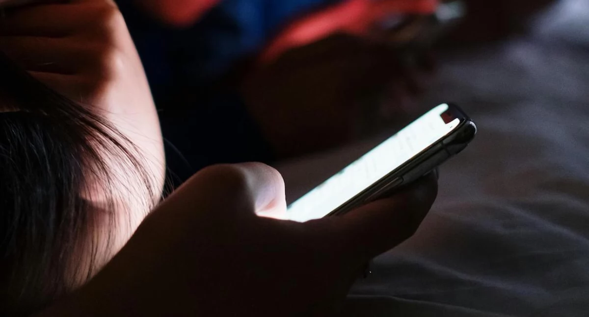 Używasz telefonu każdej nocy przed snem? Naukowcy twierdzą, że to w porządku