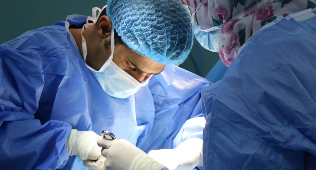 Brak pieniędzy z NFZ. Uniwersyteckie Centrum Kliniczne WUM ogranicza hospitalizacje i programy lekowe