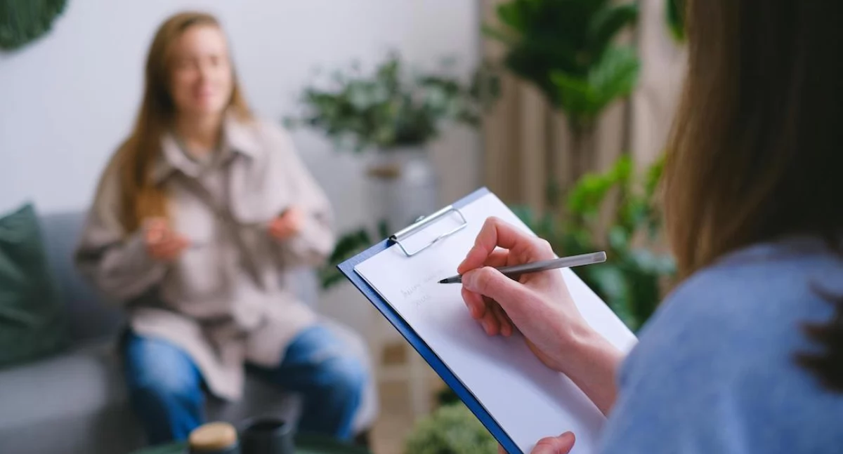 Sejmowe komisje chcą wyłączyć psychoterapię z usług psychologa. Co oznacza ta zmiana?