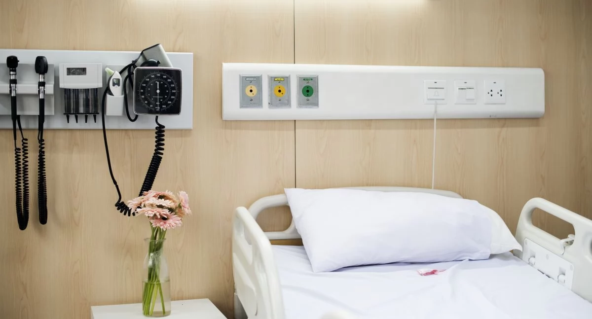 Instalacje elektryczne w placówkach służby zdrowia - przegląd, montaż, serwis