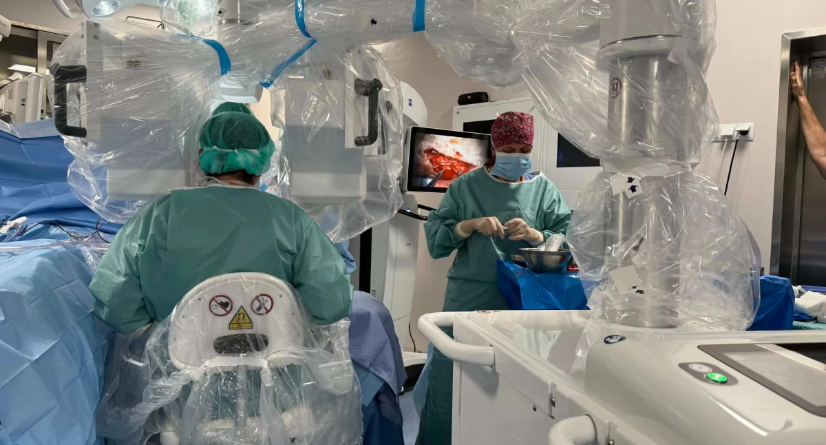 Robot mikrochirurgiczny w akcji. Pierwsza taka operacja w szpitalu wojskowym w Krakowie