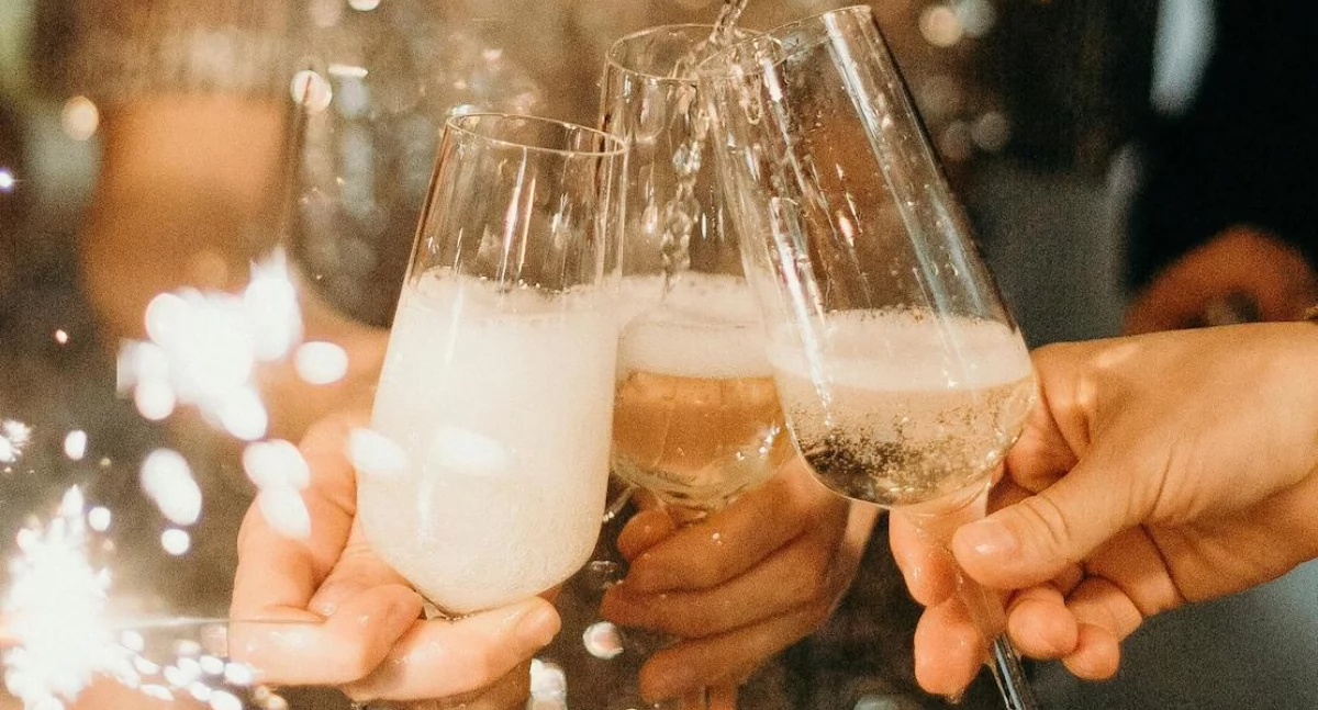 Toast szampanem przy dziecku normalizuje alkohol. Ekspertka ostrzega przed skutkami