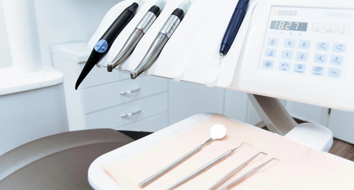 Roboty w stomatologii – czy Polacy są gotowi na medyczną rewolucję? [BADANIA]