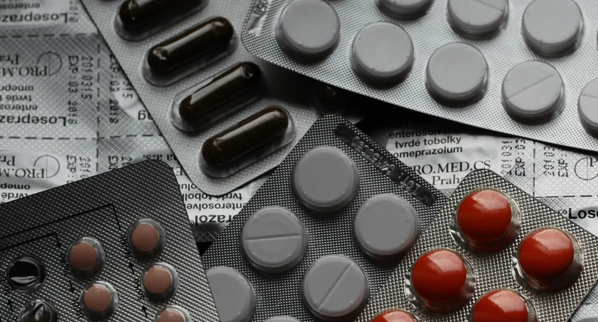 Jak działają farmaceutyczne łańcuchy dostaw w obliczu kryzysów. Raport o strategiach przyszłości