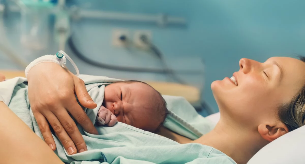 Poród w szpitalach bez porodówek. Konsultacje NFZ tylko do wtorku