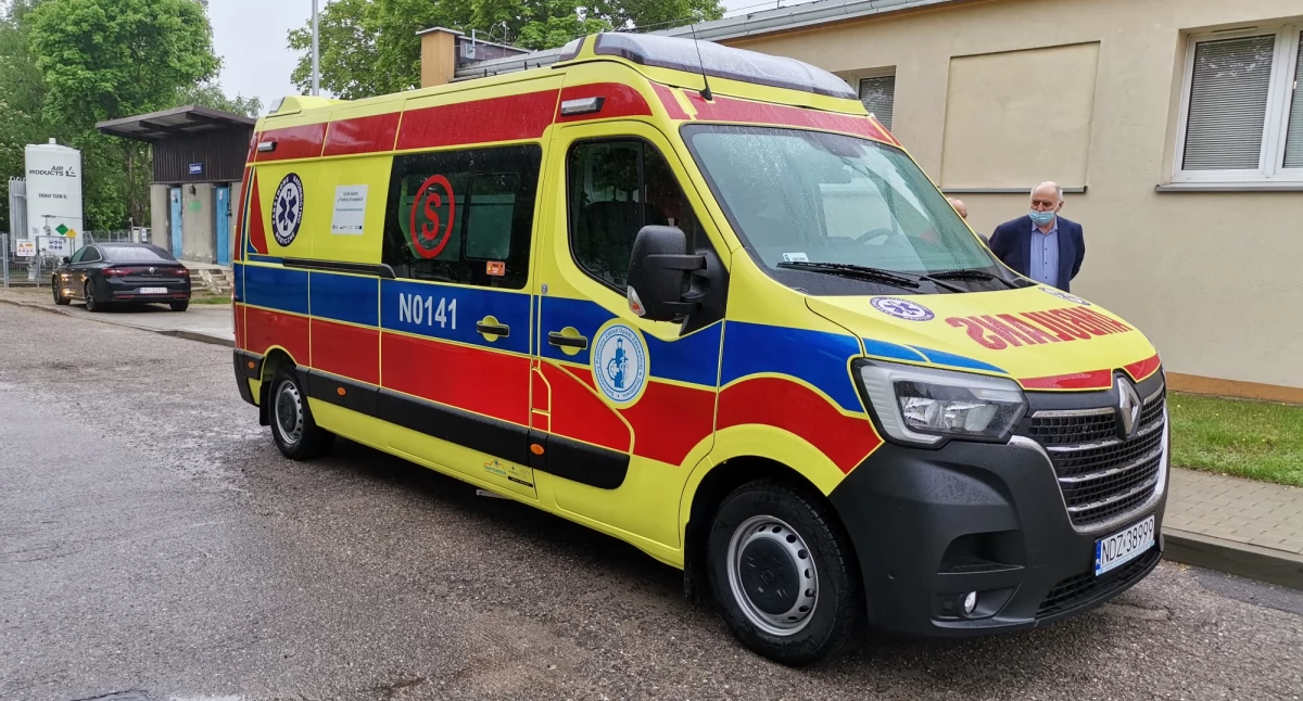 Niebieski zamiast czerwonego. MZ znowu zmienia zasady „malowania” ambulansów