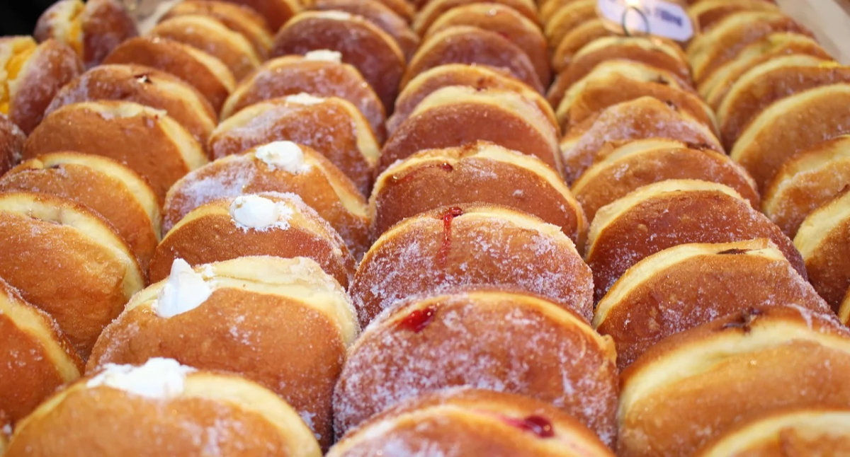 Tłusty czwartek 2026: lekarka radzi, czym popijać pączki, by ulżyć żołądkowi