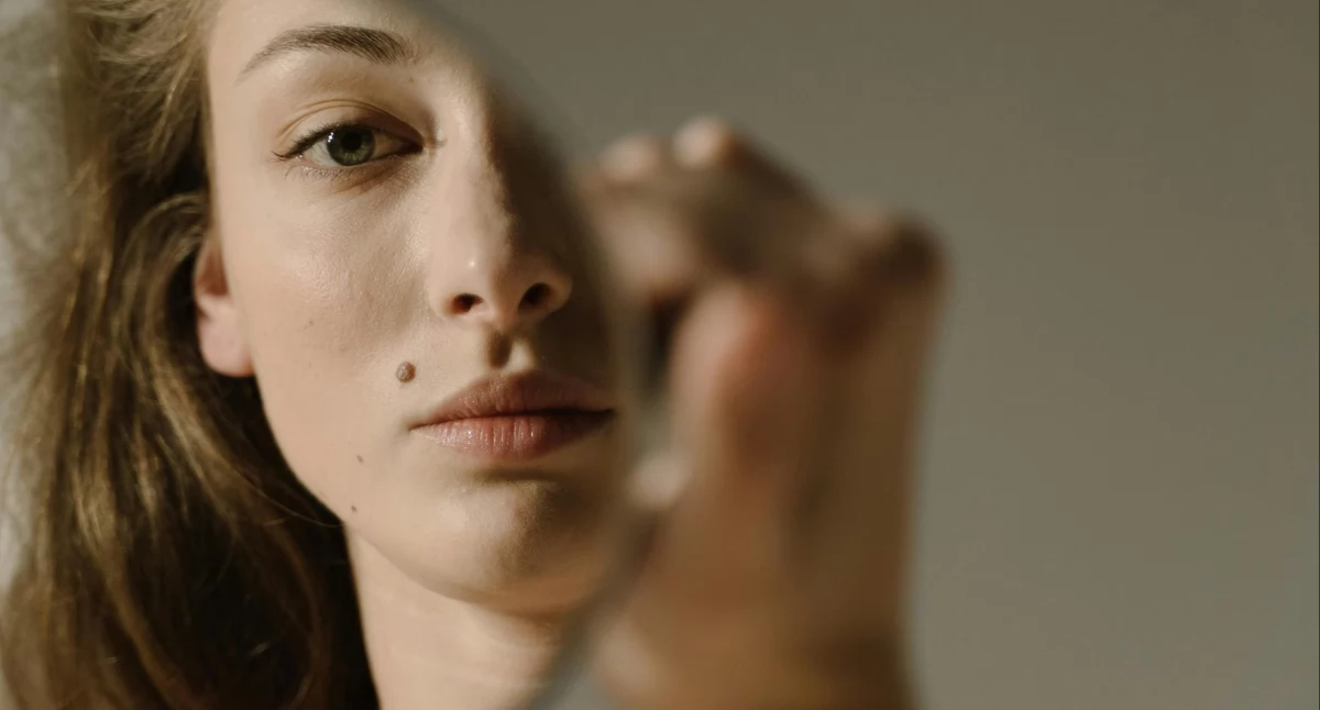 Zasada lustra w psychologii. Dlaczego to, co nas drażni w innych, mówi prawdę o nas?