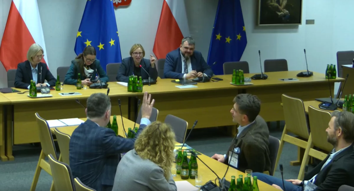 Dezinformacja medyczna w Sejmie: „To już nie fake newsy, to zagrożenie dla zdrowia publicznego”. Co z LEX Szarlatan?