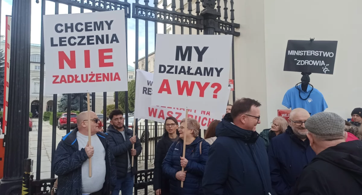 Protest szpitali powiatowych przed MZ. I ostrzeżenie: akcja może eskalować
