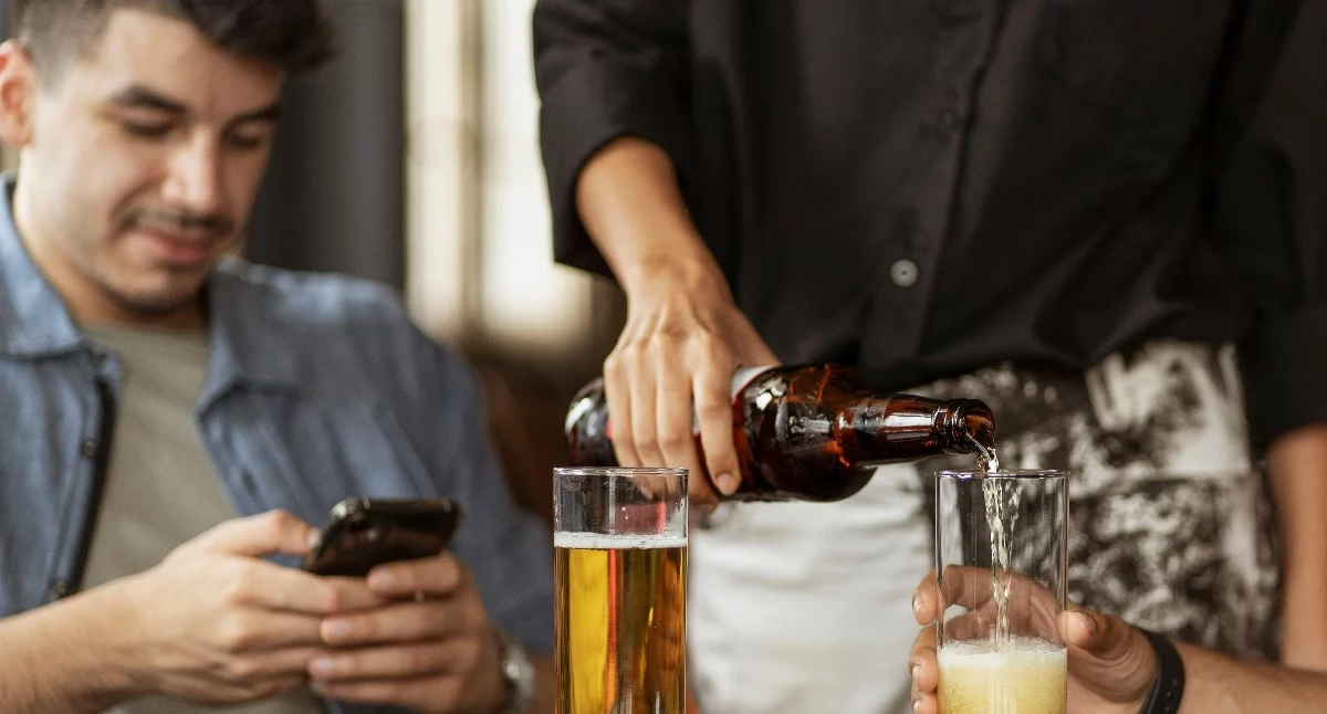 Dr Aleksandra Lewandowska alarmuje: „Alkohol jest coraz powszechniejszy wśród młodych”