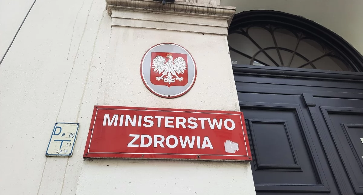 „Więcej leczenia bez hospitalizacji” – MZ podpisuje umowy i przyspiesza odwracanie piramidy świadczeń