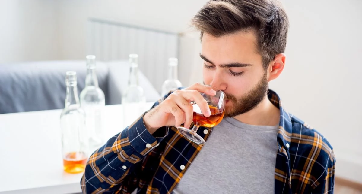 Kod C na L4: Alkohol coraz częściej „wyłącza” Polaków z pracy