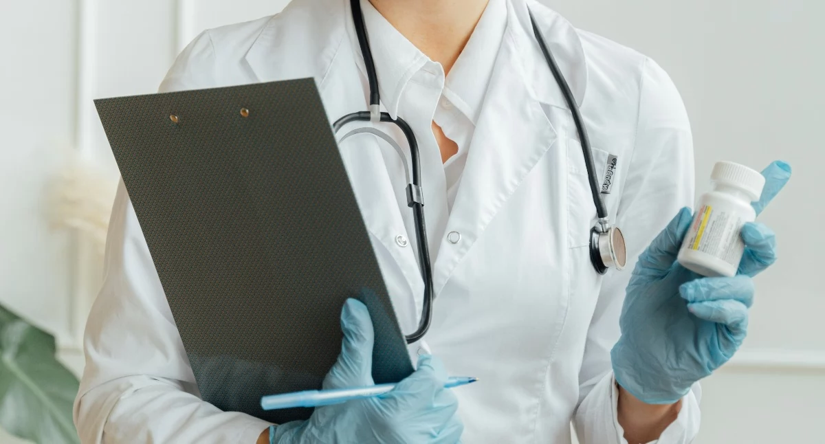 Nowe przepisy dla chorych na HIV i HCV przyjęte przez rząd. NFZ przejmie finansowanie części badań