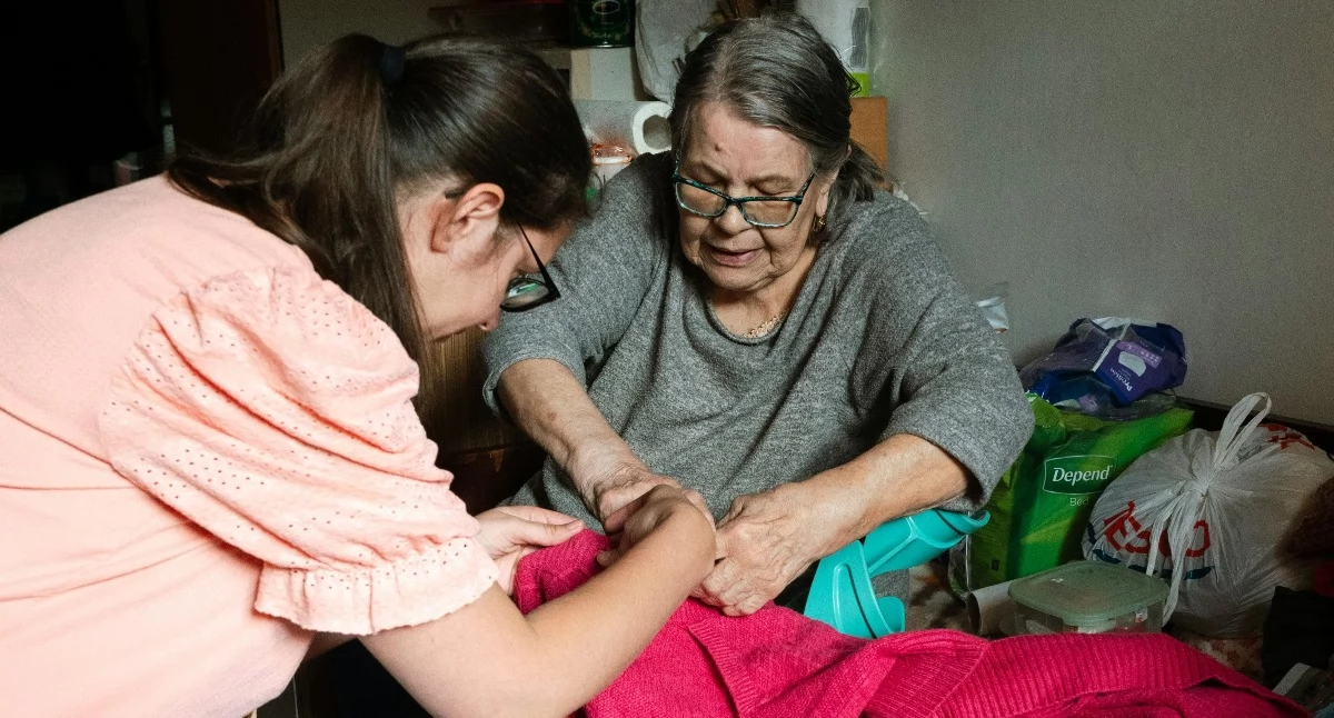 „Opiekun rodzinny w Polsce funkcjonuje w trybie permanentnego kryzysu” – raport ujawnia dramat pokolenia kanapka