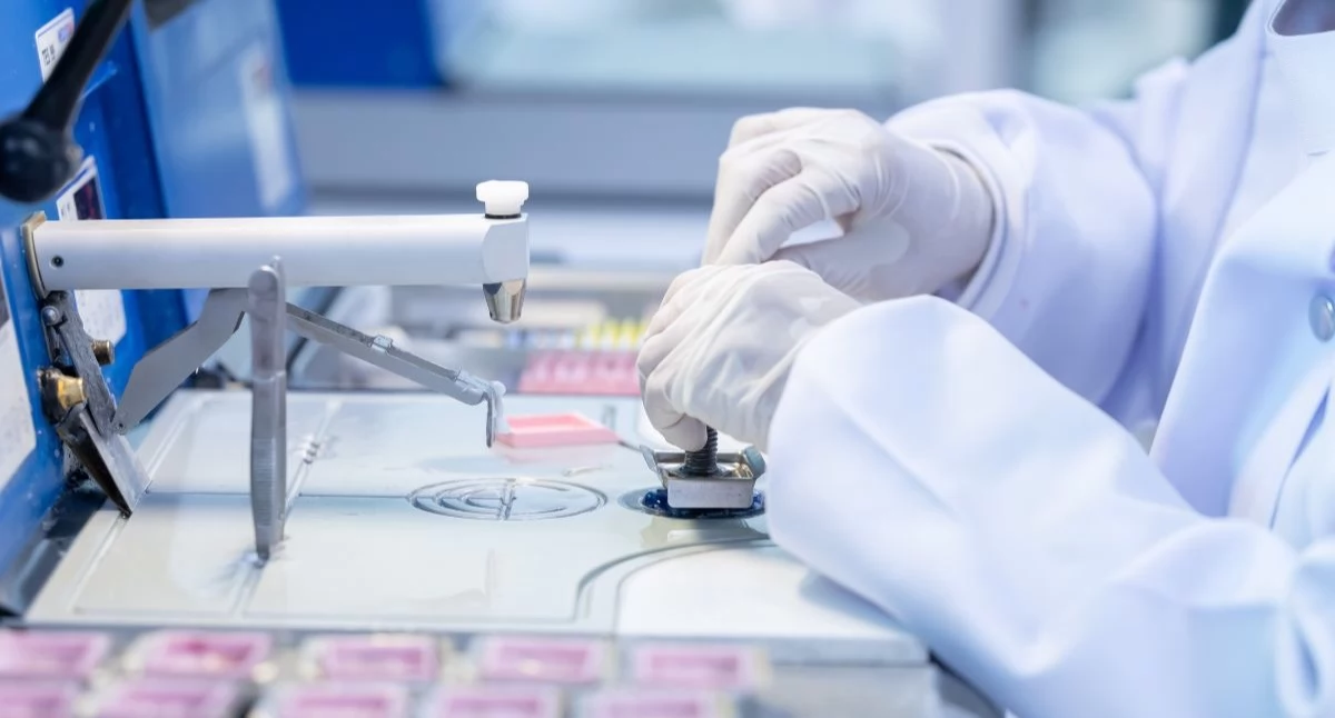 Raport. Fast-track w badaniach klinicznych może przynieść kolosalne oszczędności