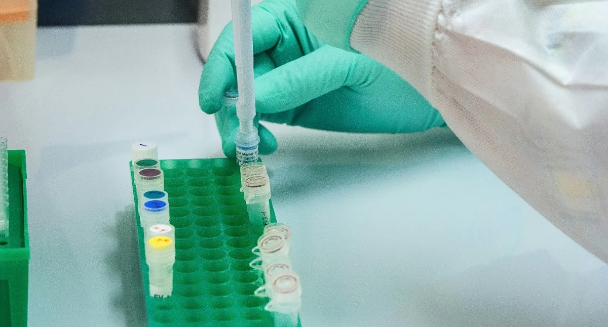 Biotech Act pod ostrzałem. Krajowi Producenci Leków: dłuższy monopol ograniczy dostęp do terapii biologicznych