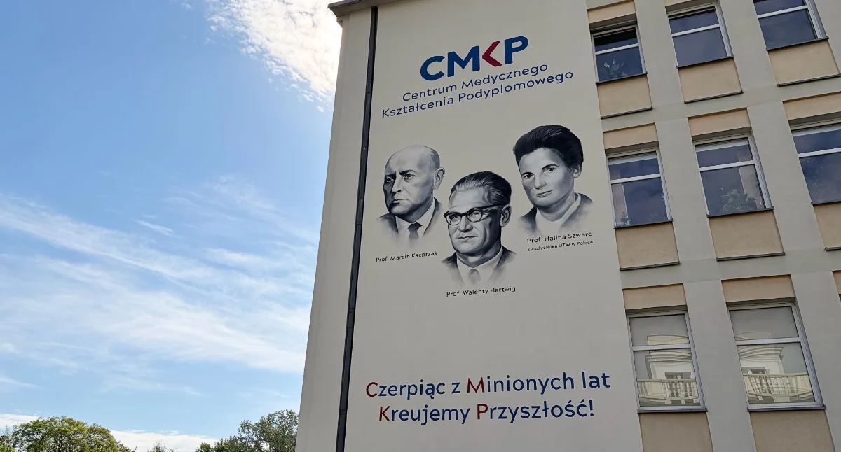 55 lat rewolucji w polskiej medycynie: Centrum Medyczne Kształcenia Podyplomowego szkoli 60 tys. lekarzy rocznie i odsłania mural swojej historii