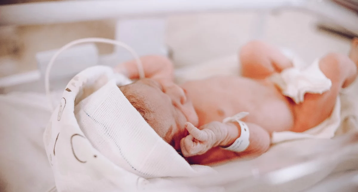 Kangurowanie wcześniaków ratuje życie. Ruszyła zbiórka na fotele dla oddziałów neonatologicznych
