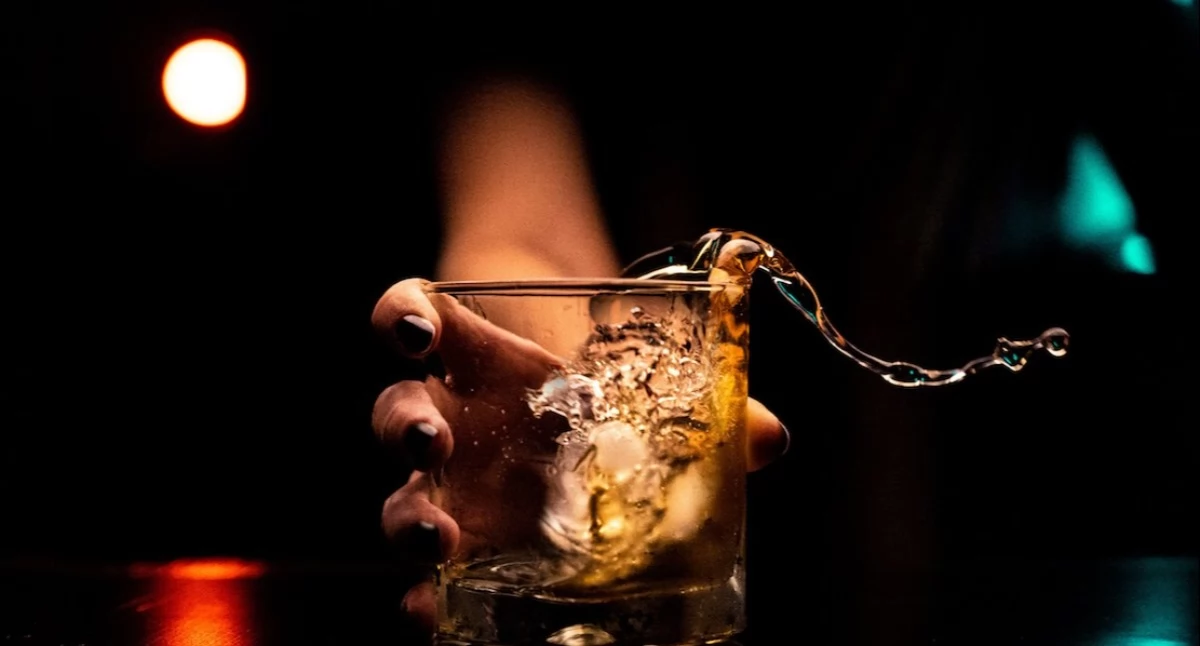 Lekarz zadaje tylko 4 pytania i już wie, że coś jest nie tak. Polacy wpadają w pułapkę „ukrytego alkoholizmu” 