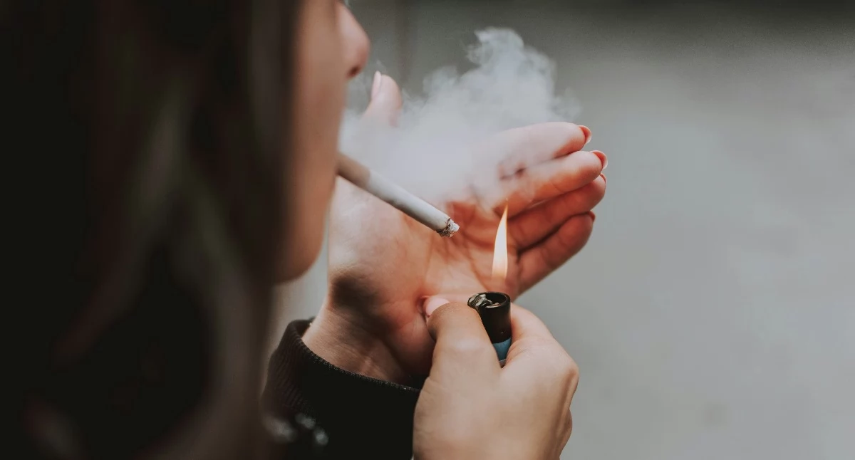 WHO ws. palenia papierosów. Skóra starzeje się szybciej, ale regeneracja zaczyna się już po 24 godzinach
