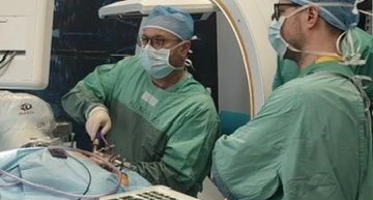 Sukces białostockich neurochirurgów: Robot i interdyscyplinarny zespół uratowali pacjenta przed paraliżem