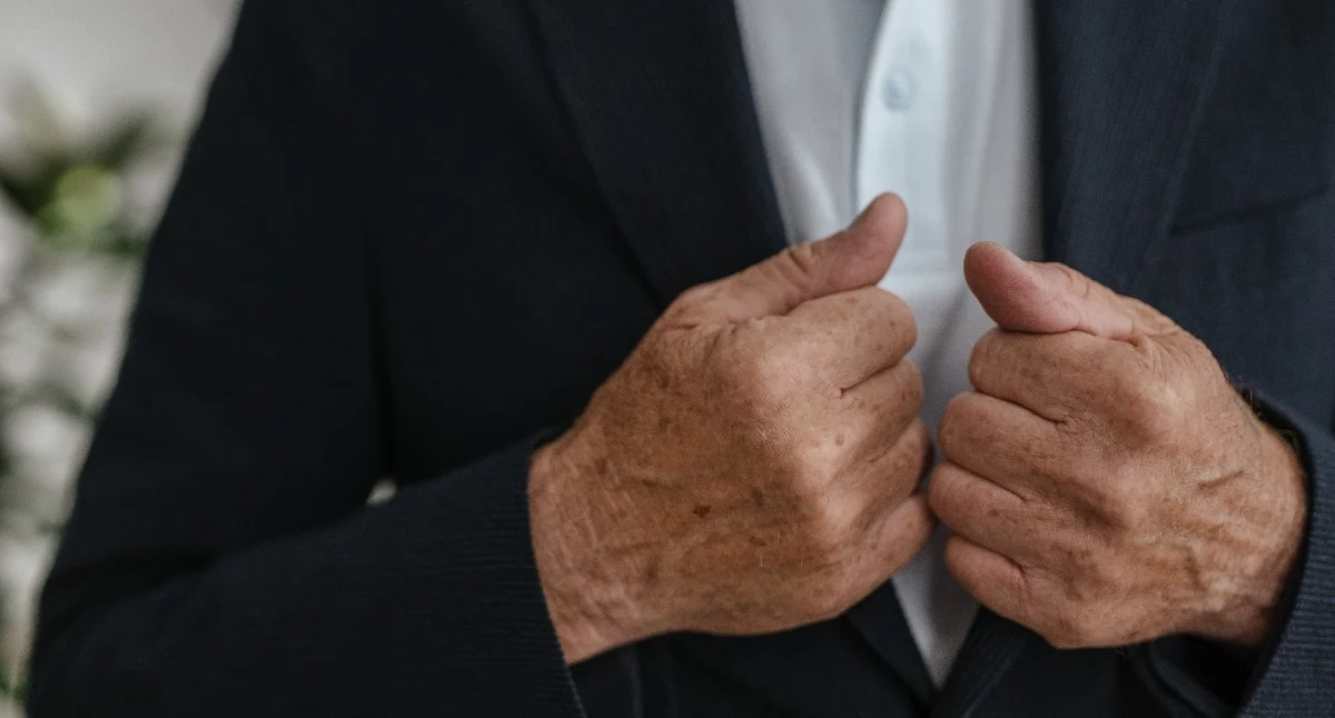 Przełom w badaniach nad Parkinsonem z udziałem Uniwersytetu Jagiellońskiego. Nowa terapia może spowolnić rozwój choroby