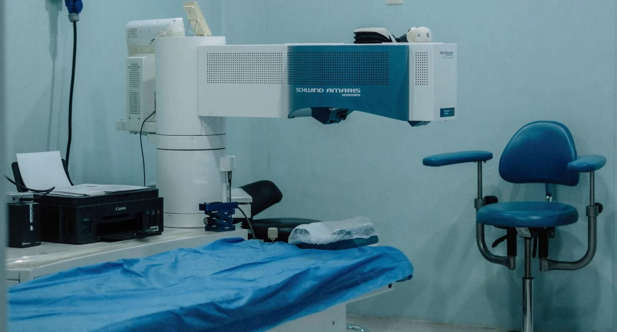 Przełom w leczeniu ALS. Implant mózgowy przywrócił komunikację 47-letniemu pacjentowi z paraliżem