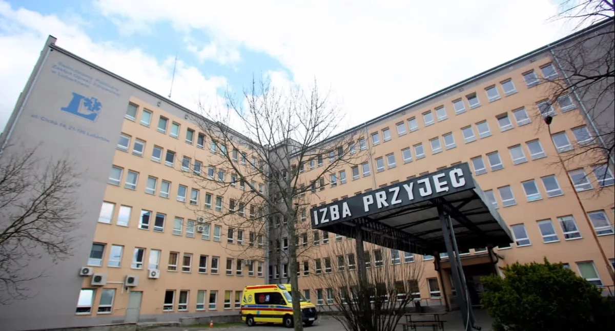 Operacja na „zamkniętym”. Radny PiS zoperowany na zawieszonym oddziale