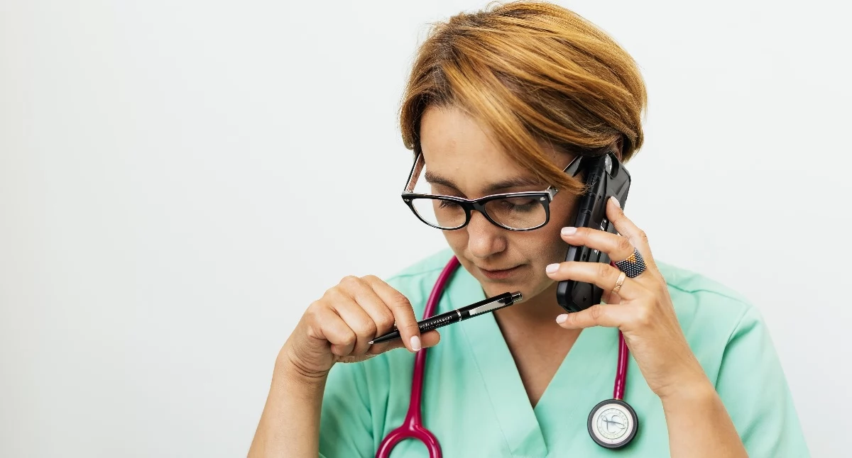 Czy lekarz może przekazać informacje o stanie zdrowia przez telefon? Prawniczka wyjaśnia