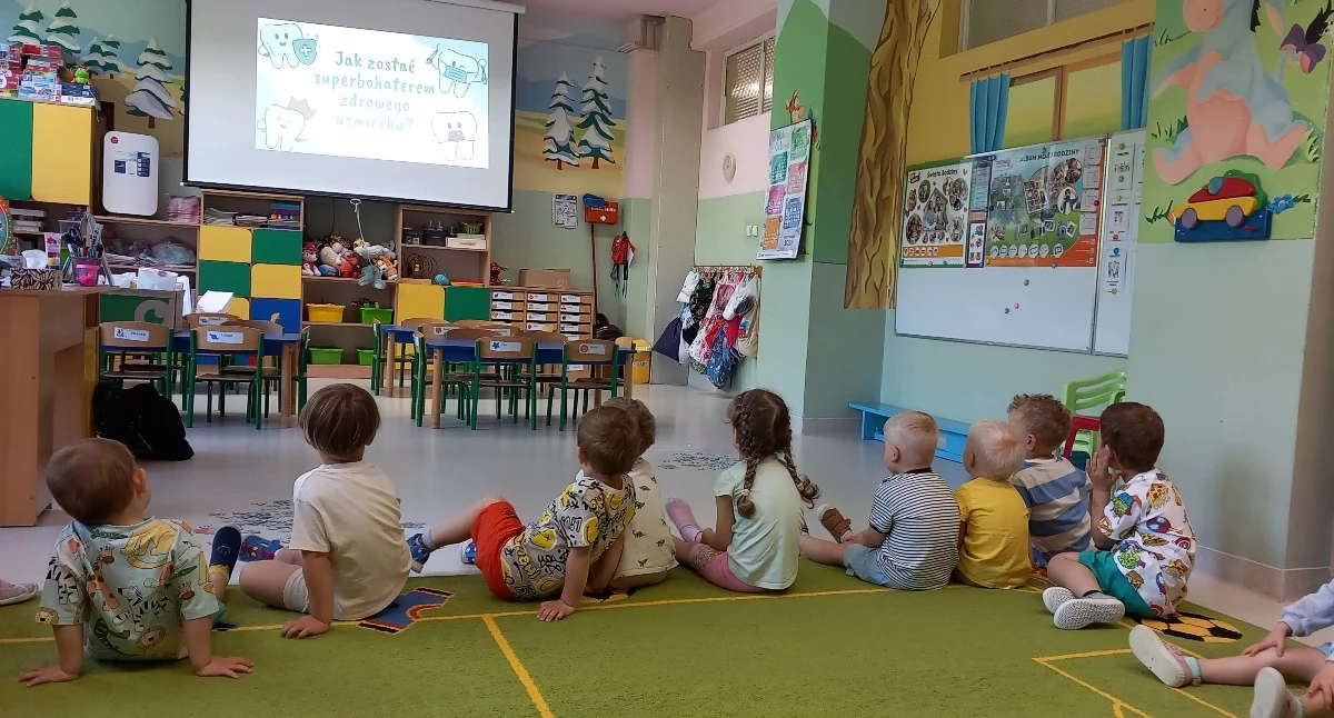 Próchnica u dzieci to wciąż ogromny problem. Pilotaż na Śląsku pokazuje, jak można temu zapobiegać