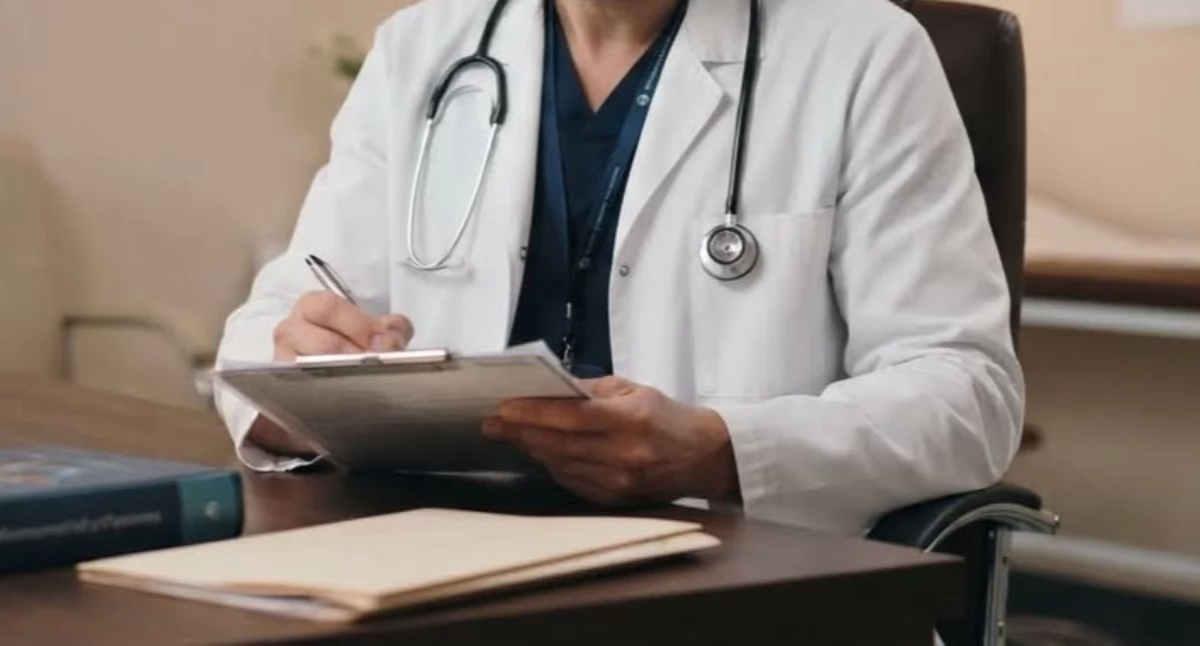 Lekarz chciał 4000 zł brutto dziennie za dwa dni pracy w tygodniu. Bartosz Fiałek ujawnił swoją ofertę dla poradni 