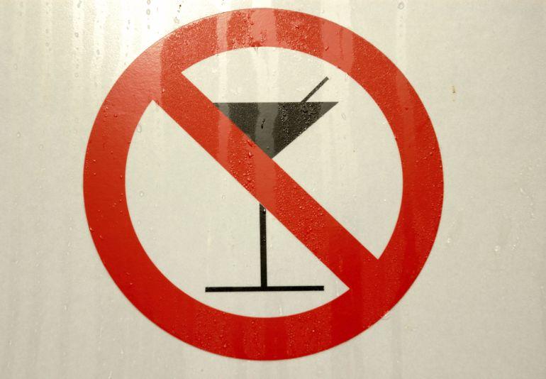 Sprawozdanie MZ: Polacy piją więcej wina, wzrosły nakłady NFZ na leczenie uzależnień od alkoholu, spadła liczba pijanych kierowców