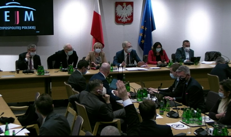 Weryfikacja testów pracowników. Będzie wysłuchanie publiczne