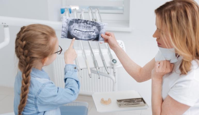 Lakowanie wszystkich zębów i więcej badań z NFZ dla dzieci