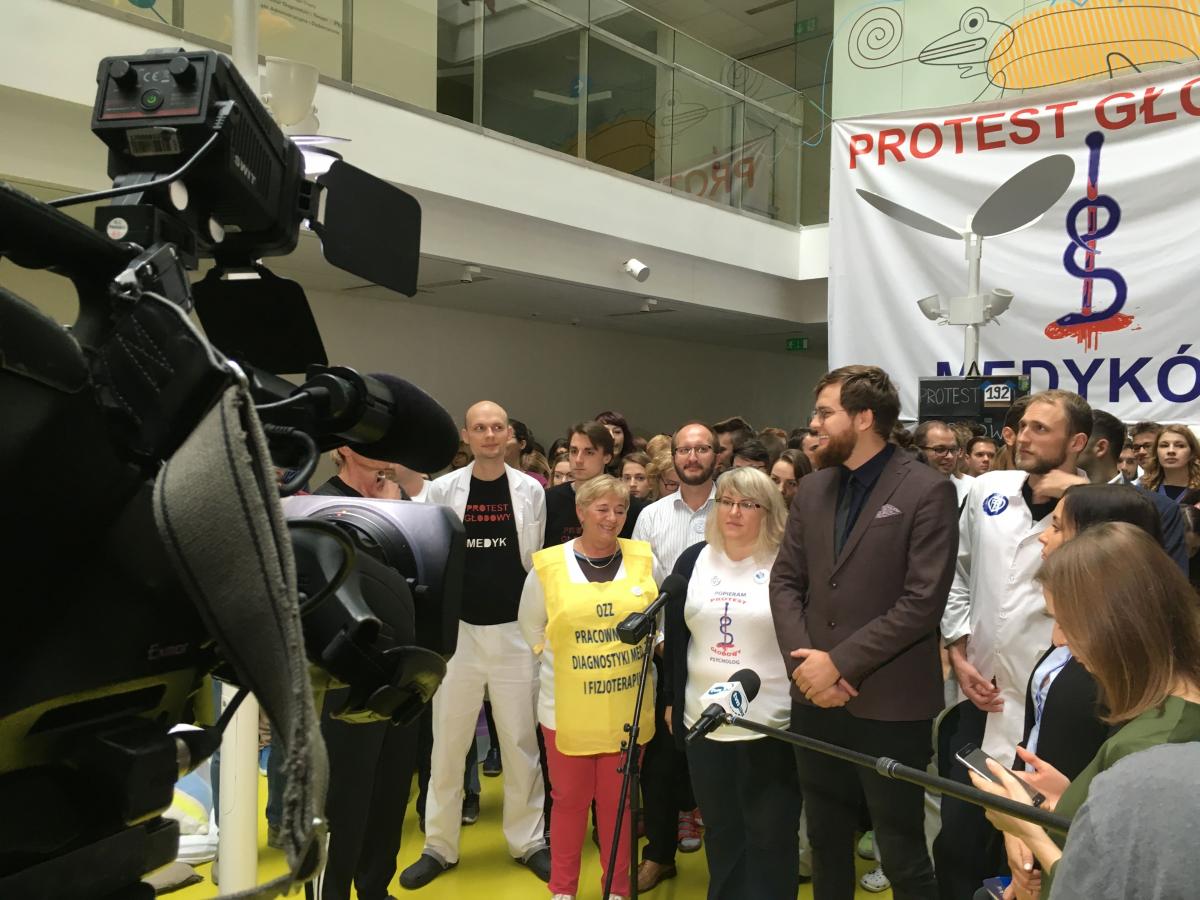 Rezydenci zawiesili protest, trwa spotkanie w KPRM