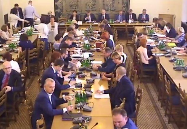 Sejmowa komisja zdrowia przyjęła projekt ustawy antytytoniowej