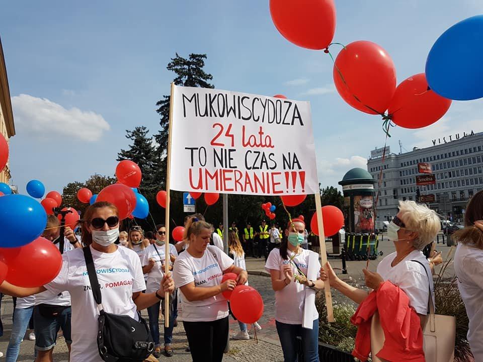 Chorzy na mukowiscydozę apelują o szansę na dłuższe przeżycie