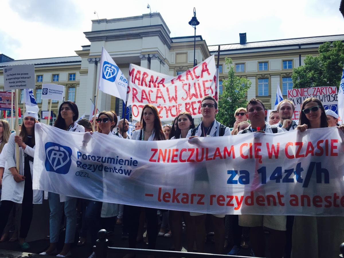 Wielka manifestacja lekarzy rezydentów w Warszawie