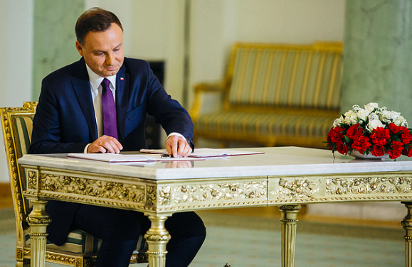 Prezydent podpisał ustawę przesuwającą kontraktowanie na 2017