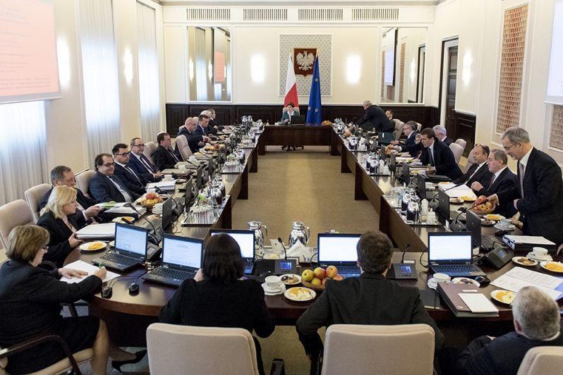 Rząd zdecydował: finansowanie szczepień jednak z budżetu, a nie z NFZ
