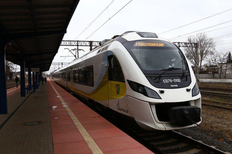 PE: Ułatwienia dla osób z niepełnosprawnościami w każdym pociągu