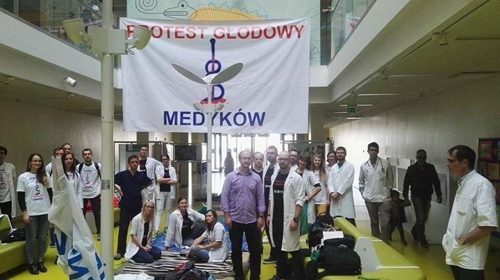 Fiasko rozmów K. Radziwiłła z młodymi lekarzami. Głodówka trwa