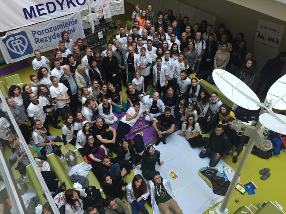 Medycy pikietowali pod MZ, a protest wsparli m.in. K. Janda i Sz. Majewski