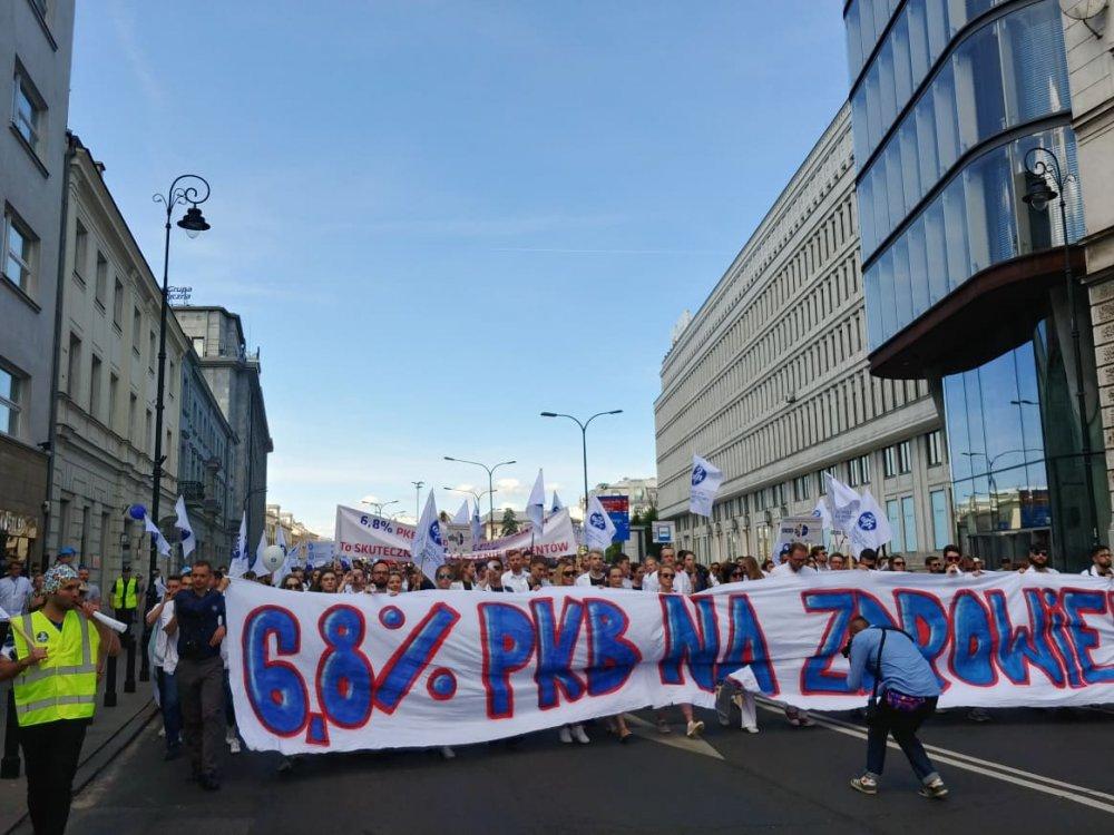 Tysiące lekarzy na ulicach stolicy: chcemy leczyć w Polsce!