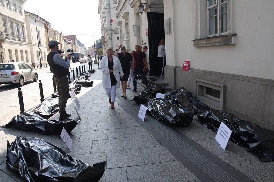Lekarze w workach przed MZ: 30 tys. Polaków umiera przez chory system